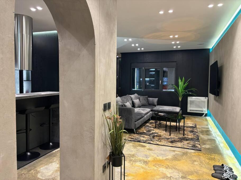 Luxury Boutique / Komuna Parisit / Near To