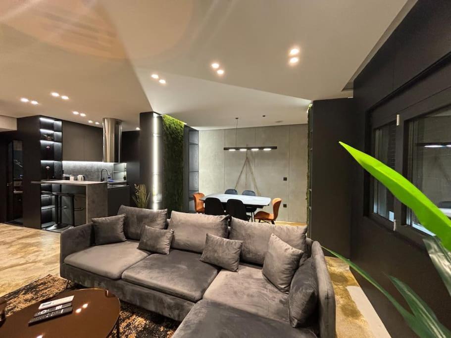 Luxury Boutique / Komuna Parisit / Near To Appartamento *