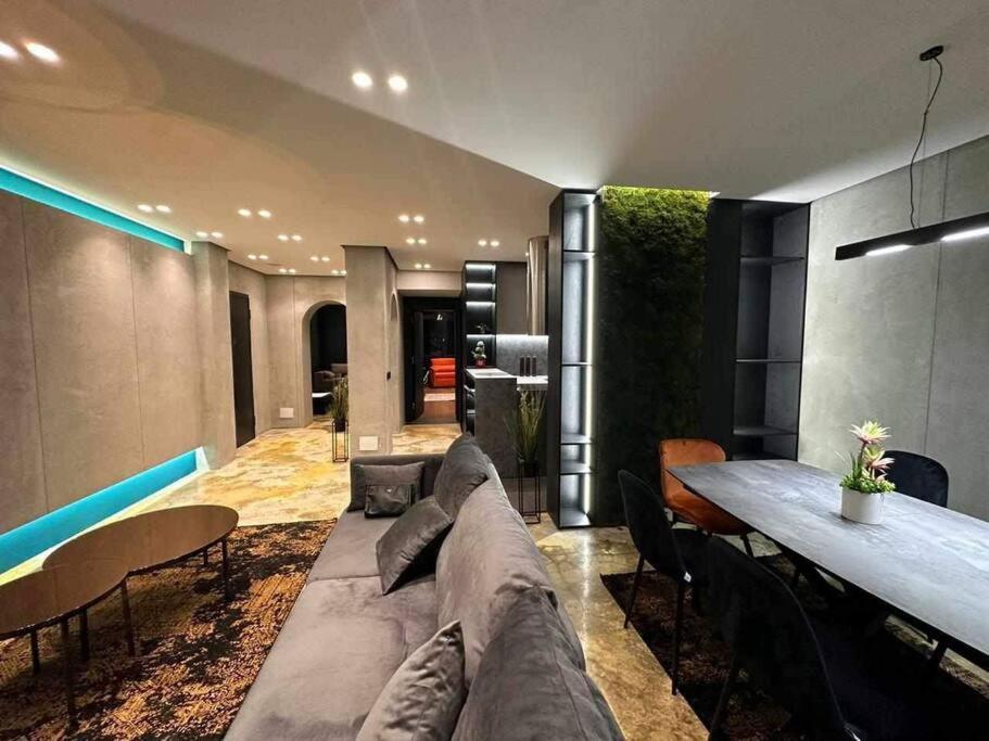 Luxury Boutique / Komuna Parisit / Near To Appartamento