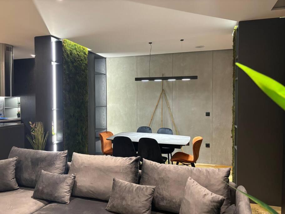 Luxury Boutique / Komuna Parisit / Near To
