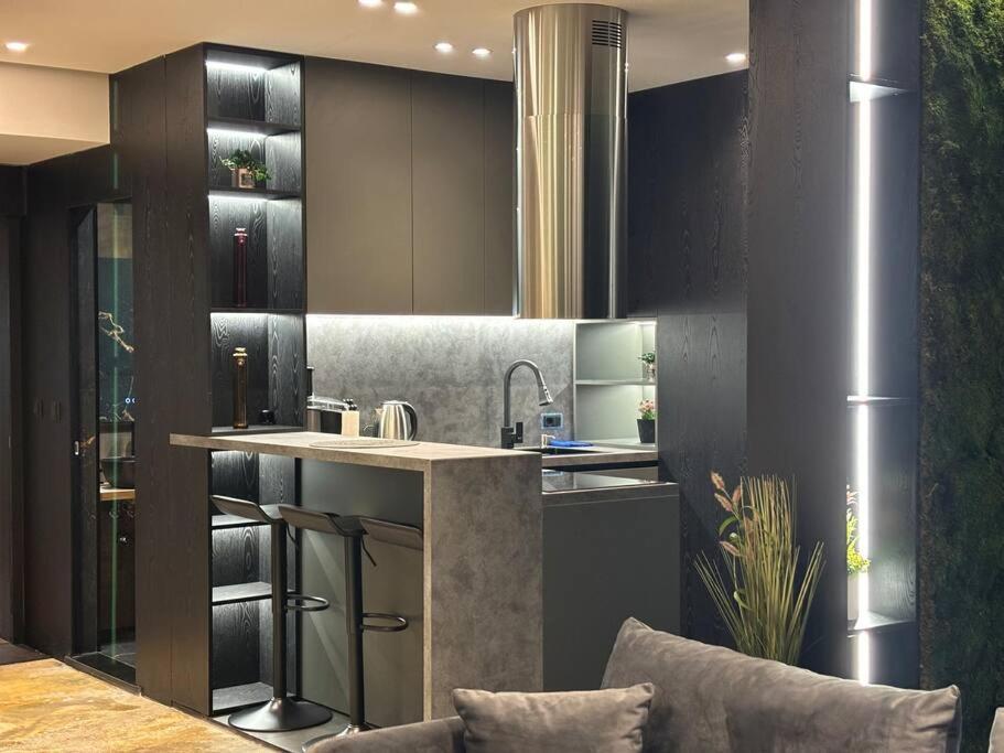 Luxury Boutique / Komuna Parisit / Near To Appartamento *