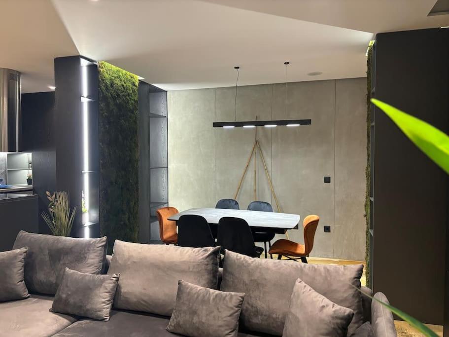 Appartamento Luxury Boutique / Komuna Parisit / Near To