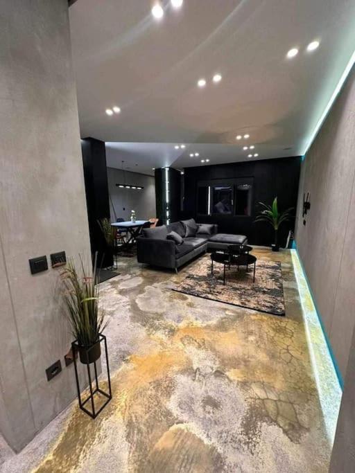 Luxury Boutique / Komuna Parisit / Near To