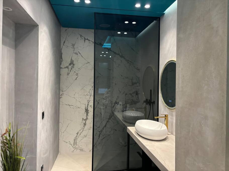 Luxury Boutique / Komuna Parisit / Near To Appartamento
